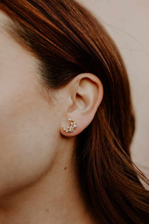 Crescent Moon Stud Gold